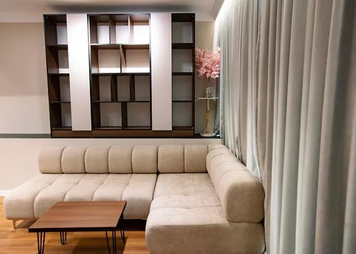 Luxury At Condor Center ティラナ